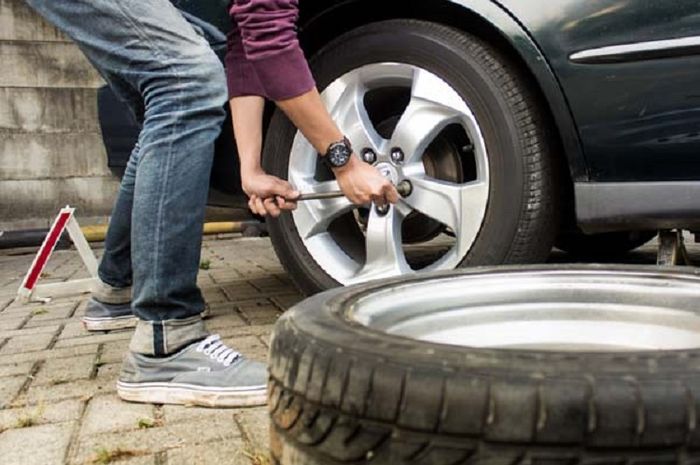 thumbnail Pemula Wajib Tahu, Begini Cara Tepat Membuka Mur Roda Mobil