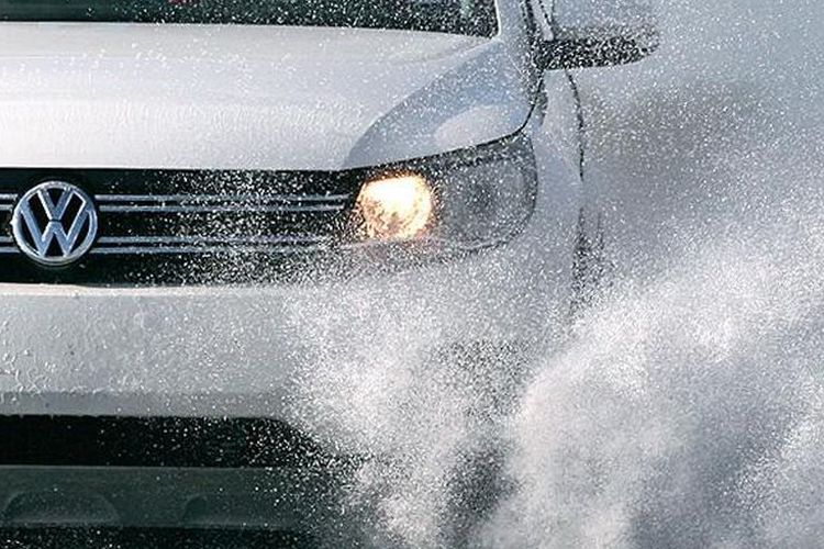 thumbnail Tips Mencegah Aquaplaning Saat Berkendara di Musim Hujan